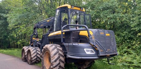 Une nouvelle abatteuse forestière pour renforcer la formation et la production forestière à Noirétable